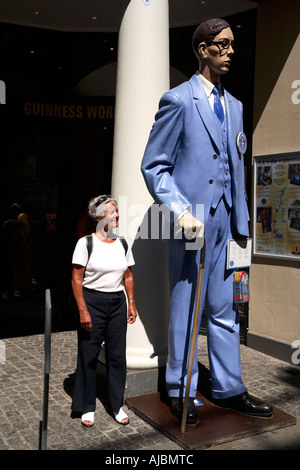 Le Danemark. Copenhague. Strøget. Guinness Record Shop. La figure de l'homme le plus grand du monde, avec une personne ordinaire par permanent Banque D'Images