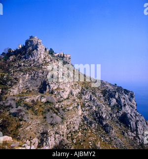 Panorama magnifique de la petite ville médiévale d'Eze sur Mer perché sur l'Eagles Nest pinnacle rock au Sud de France Banque D'Images