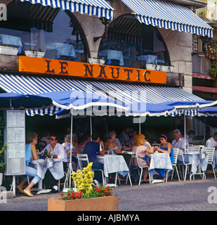 Avis de diners à l'extérieur Le Nautic, le restaurant en front de mer sur le front de Villefranche-sur-Mer France Banque D'Images