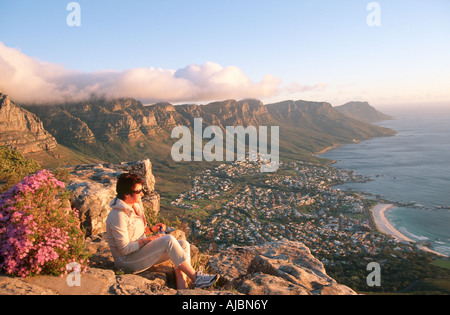 Les femmes donnant sur Camps Bay Banque D'Images