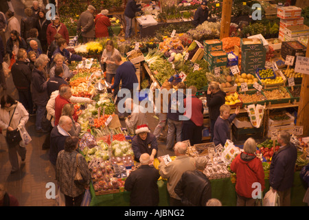 Regardant vers le bas au-dessus des personnes dans des vêtements d'hiver à l'intérieur du marché de pannier allumé jusqu'à Noël en Angleterre North Devon Barnstaple Banque D'Images