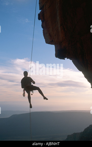 La descente en rappel de l'homme qui se profile dans la falaise de Rocklands Cederberg Banque D'Images