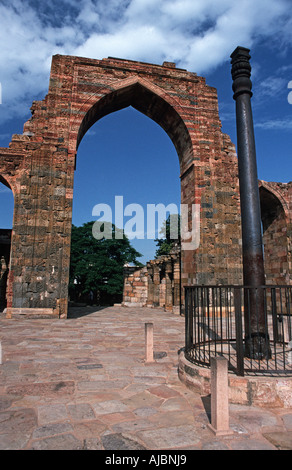 Historique Le complexe Qutb Minar New Delhi Inde site du patrimoine mondial de l'UNESCO Le pilier de fer de l'Inde Gupta Banque D'Images