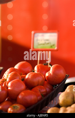 Des tomates pour la vente au marché de fermiers Banque D'Images