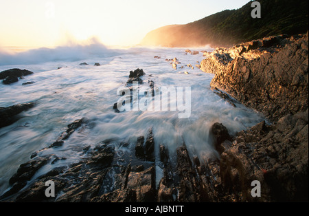 Scenic côtières avec des vagues se brisant sur les rochers Banque D'Images