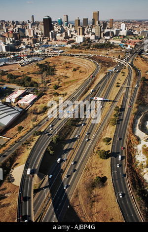 Vue aérienne de l'autoroute R41 en centre-ville de Johannesburg Banque D'Images