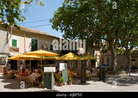 Restaurant à la Placa de Cartoixa, vieille ville de Valldemossa, côte ouest, Mallorca, Espagne Banque D'Images