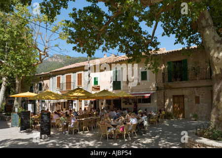 Restaurant à la Placa de Cartoixa, vieille ville de Valldemossa, côte ouest, Mallorca, Espagne Banque D'Images