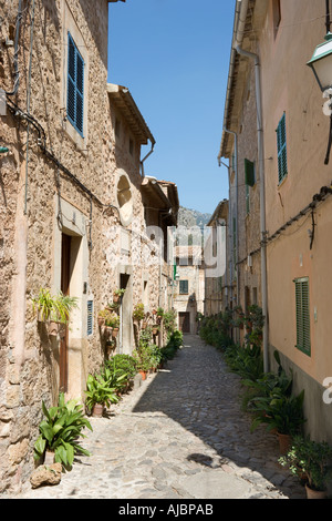 Des rues pavées de la vieille ville de Valldemossa, côte ouest, Mallorca, Espagne Banque D'Images