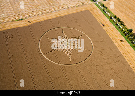 Crop Circle en Angleterre Oxfordshire Uffington nr sur le terrain de l'été 2006 de l'air avec la Grande-Bretagne est la plus ancienne route droite Ridgeway JMH1717 Banque D'Images