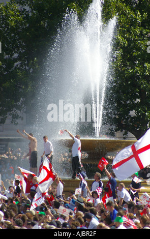 Des foules de fans danser dans les fontaines de Trafalgar Square Londres Angleterre célébrer remportant les cendres Banque D'Images