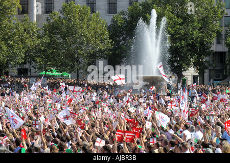 Les foules à Trafalgar Square Londres Angleterre célébrer remportant les cendres Banque D'Images