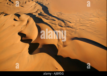 Vue aérienne de motifs dans les dunes du désert Banque D'Images