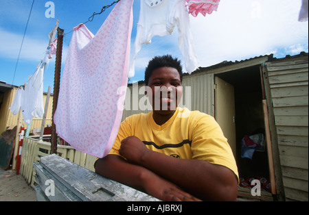 Woman Leaning on Wall avec lave-pendaison Passage Banque D'Images