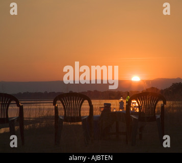 Silhouette Vue sur la Rivière Luangwa au coucher du soleil Banque D'Images