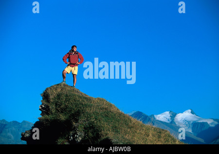 Le randonneur debout sur la colline parlementaire à paysage alpin Banque D'Images