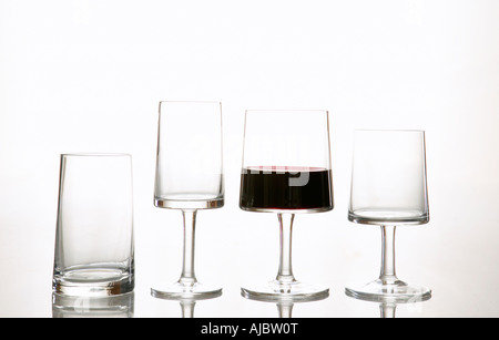 Variété de verres - l'un avec du vin Banque D'Images