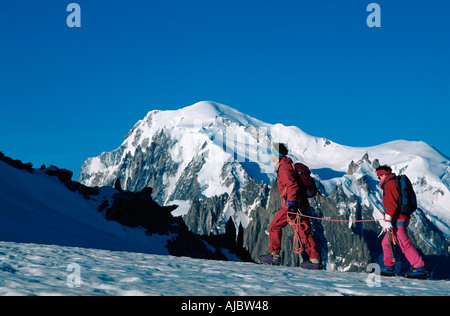 L'équipe de corde de deux alpinistes, glacier, avec les sommets du Mont Blanc en arrière-plan Banque D'Images