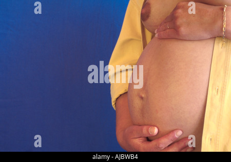 Femme enceinte, en touchant son ventre Banque D'Images