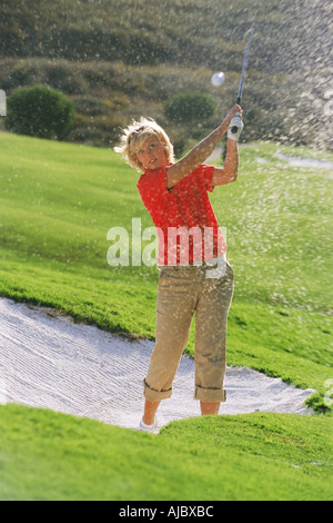 Golfeur femme carbonique tourné hors de fosse de sable ou un bunker Banque D'Images