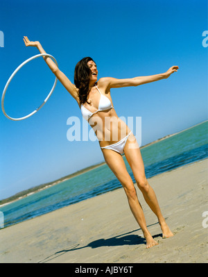 Portrait d'une femme en bikini sur la plage Banque D'Images