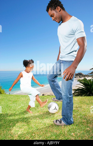 Homme africain à jouer au soccer avec sa fille Banque D'Images