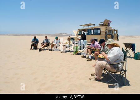 Les touristes de manger sur un safari dans le désert Banque D'Images