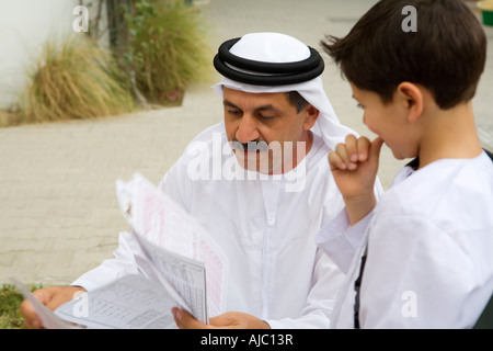Père à fils à ses devoirs, High Angle View Banque D'Images