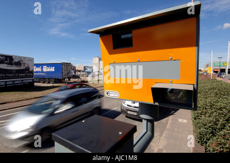 Speed Camera [30mph zone] une voiture passe vite flou Banque D'Images