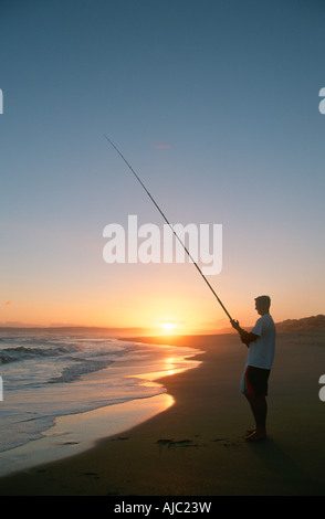 Silhouette d'un pêcheur solitaire au coucher du soleil, pêche Banque D'Images