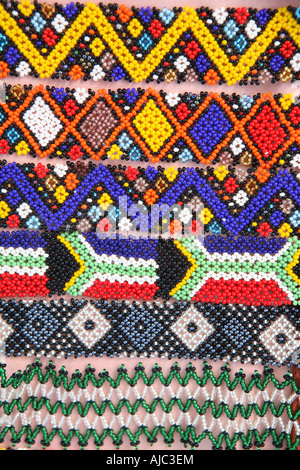 Affichage de couleurs vives, y compris les bracelets de perles traditionnelles africaines Drapeau sud-africain Banque D'Images