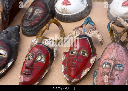 La main traditionnelle des masques africains en bois exposés à la vente sur une table Banque D'Images