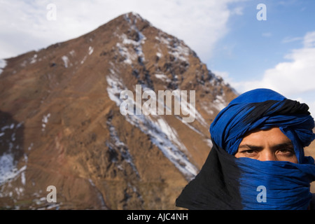 Homme berbère avec vue sur la montagne dans la distance Banque D'Images