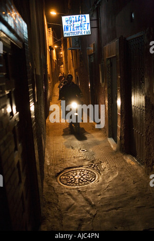 Cyclomoteurs descendant une ruelle latérale à Marrakech Banque D'Images
