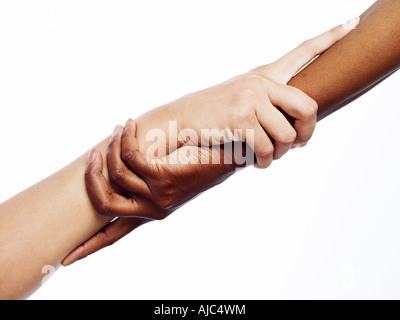 African and Caucasian Woman avec leurs mains asservie Banque D'Images