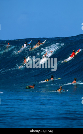 Les surfeurs attendant dans houle de l'Océan Banque D'Images