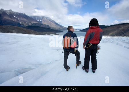 Vue arrière des deux randonneurs à admirer la vue du Glacier Grey Banque D'Images