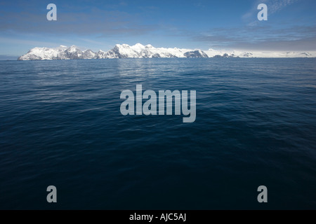 Vue de la rive couverte de glace avec Moody-dessus Banque D'Images