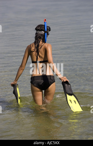 Jeune femme avec de l'eau et de l'équipement sportif à un lac, à l'Autriche, Traunsee Banque D'Images