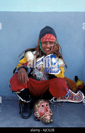 Jeune danseur masqué de prendre une pause de l'exécution de la danse des Maures Cuyotenango au Guatemala Banque D'Images