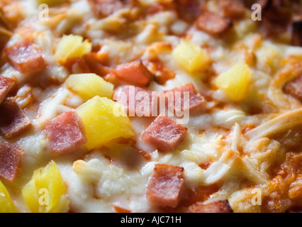 Gros plan de pizzas avec du fromage et de l'ananas cuit jusqu'à brun doré souvent commandés à partir d'un à emporter Banque D'Images