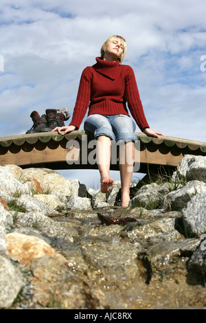 AUT, Austria, Fulpmes, Stubai Valley: Hiking path in the mountains to the Schlickeralm. Relaxing at the Speichersee lake, coolin Banque D'Images