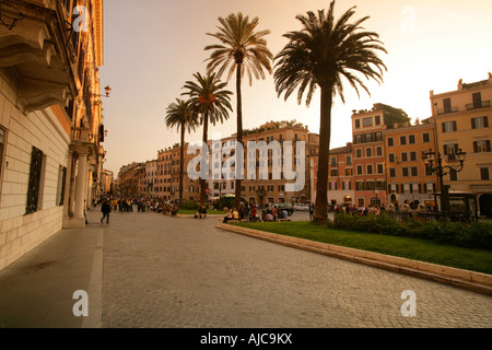 Piazza di Spagna dans la soirée avec des palmiers, Rome, Italie Banque D'Images