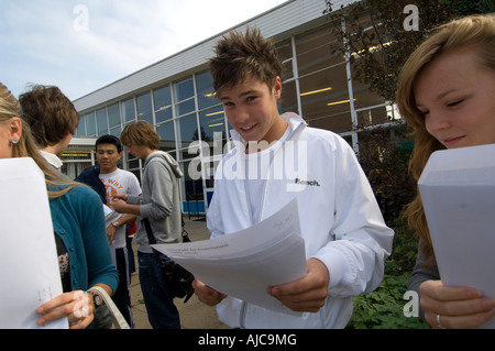 Les étudiants de Cherwell school Oxford célébrer leur gcse résultats en 2007 Banque D'Images