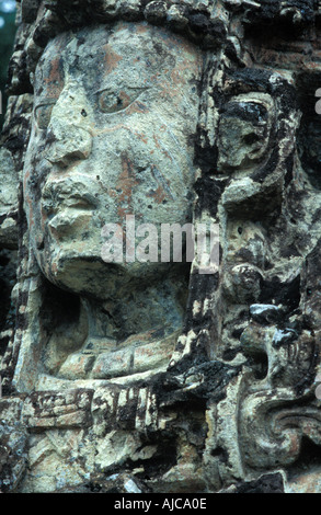 Close up de la face de la stèle sculptée en pierre mégalithe représentant les anciens Mayas, fumée King Lapin 18 Copan Honduras Banque D'Images