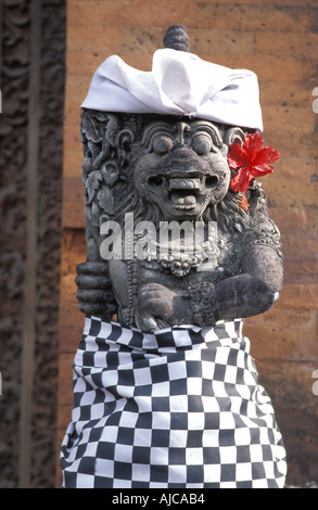 Rakasa démon hindou mythique gardien avec de longues dents et grand club à l'entrée du temple Ubud Bali Indonésie Banque D'Images