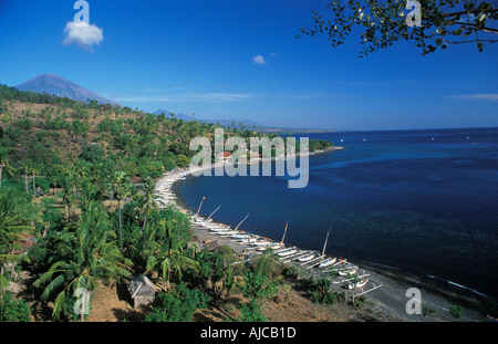 Vue de la région d'Amed ville Jemeluk littoral ci-dessous au-delà de Bali Gunung Agung Banque D'Images
