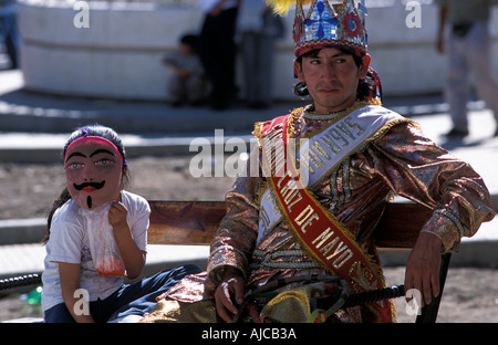 Membre de Huaraz dance troupe bénéficiant d'une pause à son côté fille masquée Mancos Calleyon de Huaylas N de Huaraz Pérou N Banque D'Images