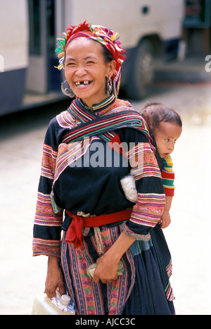 Femme avec enfant de la fleur en Hmnog costume tribal hilltribe distinctif Sapa Vietnam Banque D'Images