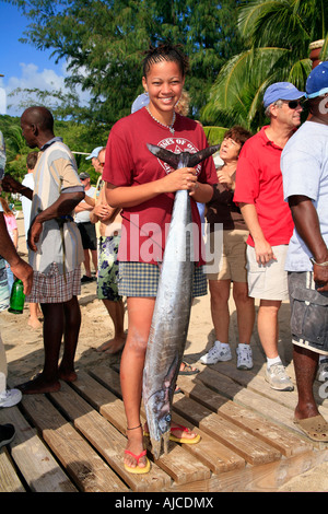 Fille avec sa capture au Nevis Concours de pêche dans les Caraïbes Banque D'Images